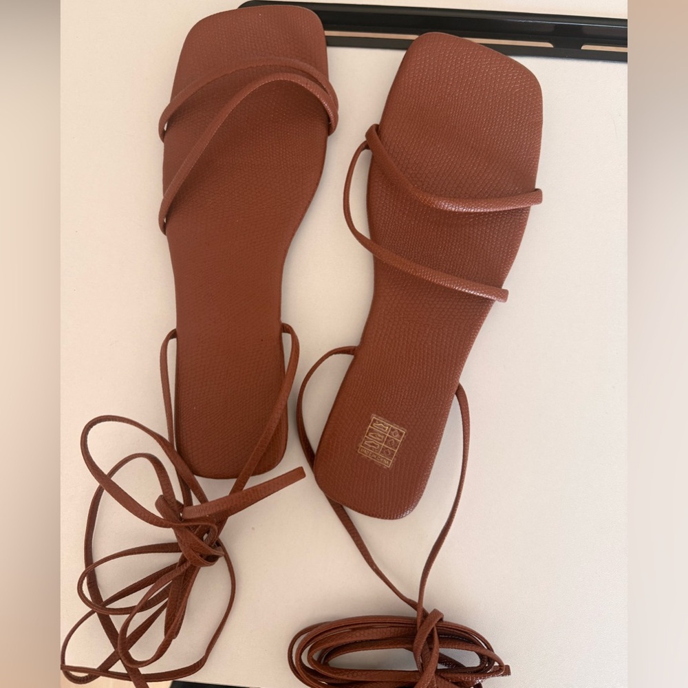 BRAND NEW Women's Brown Lace-Up Gladiator Sandals size 7 - Picture 2 of 3